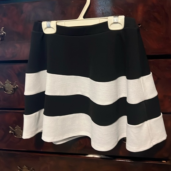 Black and white mini skirt - Picture 1 of 1